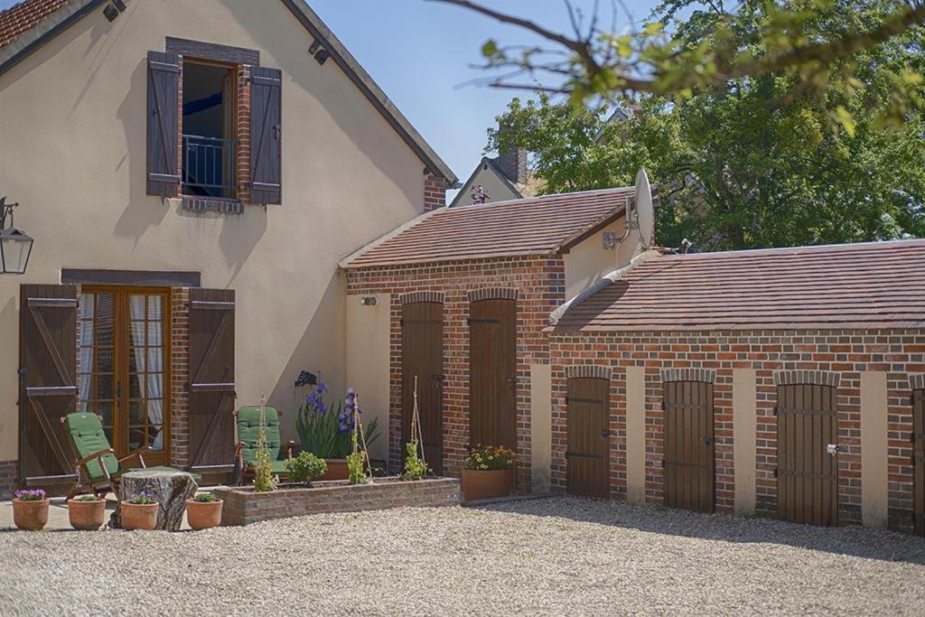 Le Logis Du Regisseur Bed & Breakfast Charny-Oree-de-Puisaye Exterior photo